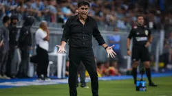 Gustavo Quinteros, técnico do Grêmio, durante partida contra o Internacional na Arena do Grêmio pelo Campeonato Gaúcho 2025. Foto: Maxi Franzoi / AGIF