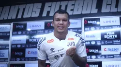 Gabriel Veron ao lado de Manoel Maria durante sua apresentação oficial como jogador do Santos em coletiva de imprensa realizada no Vila Belmiro. Foto: Reinaldo Campos/AGIF