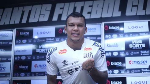 Gabriel Veron ao lado de Manoel Maria durante sua apresentação oficial como jogador do Santos em coletiva de imprensa realizada no Vila Belmiro. Foto: Reinaldo Campos/AGIF