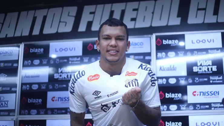 Gabriel Veron ao lado de Manoel Maria durante sua apresentação oficial como jogador do Santos em coletiva de imprensa realizada no Vila Belmiro. Foto: Reinaldo Campos/AGIF