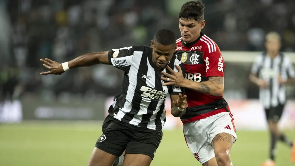 Ayrton Lucas em clássico diante do Botafogo