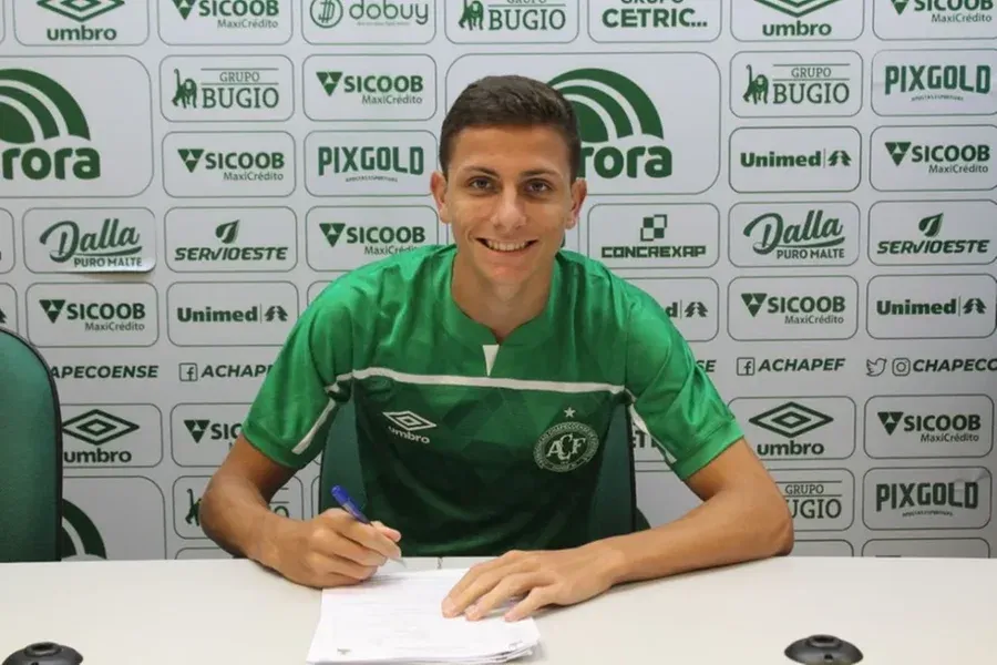 Diego Coser tem 19 anos. Chapecoense.