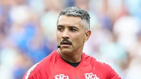 O arbitro Felipe Fernandes de Lima durante partida entre Cruzeiro e Atletico-MG no estadio Mineirao pelo campeonato Mineiro 2025