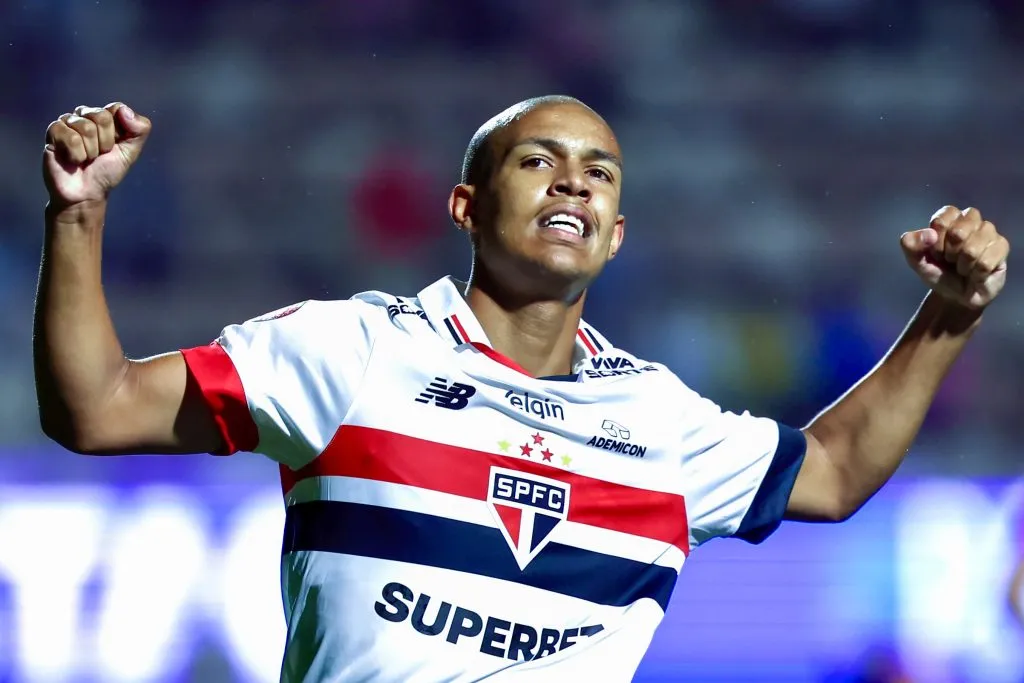 SP – SAO PAULO – 29/01/2025 – PAULISTA 2025, PORTUGUESA X SAO PAULO – Ryan Francisco jogador do Sao Paulo comemora seu gol durante partida contra o Portuguesa no estadio Pacaembu pelo campeonato Paulista 2025. Foto: Marcello Zambrana/AGIF