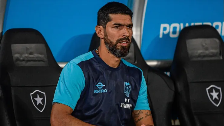 Hoje técnico, Loco Abreu fez parte do Botafogo invicto em clássicos de 2012
