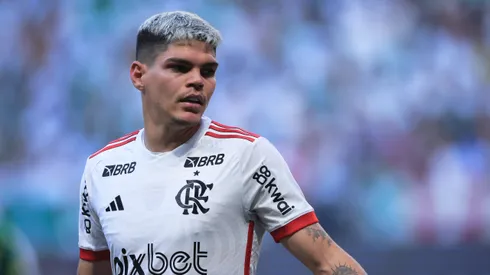 Ayrton Lucas pode ficar de fora do clássico contra o Botafogo
