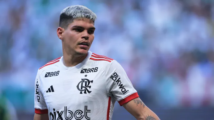 Ayrton Lucas pode ficar de fora do clássico contra o Botafogo