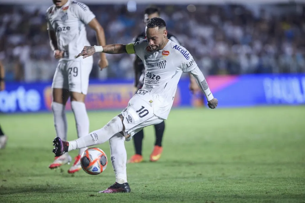 SP – SANTOS – 05/02/2025 – PAULISTA 2025, SANTOS X BOTAFOGO-SP – Neymar Jr. jogador do Santos durante partida contra o Botafogo-SP no estadio Vila Belmiro pelo campeonato Paulista 2025. Foto: Reinaldo Campos/AGIF