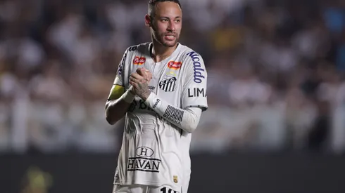 Neymar Jr. jogador do Santos lamenta durante partida contra o Botafogo-SP no estádio Vila Belmiro pelo campeonato Paulista 2025. Foto: Ettore Chiereguini/AGIF