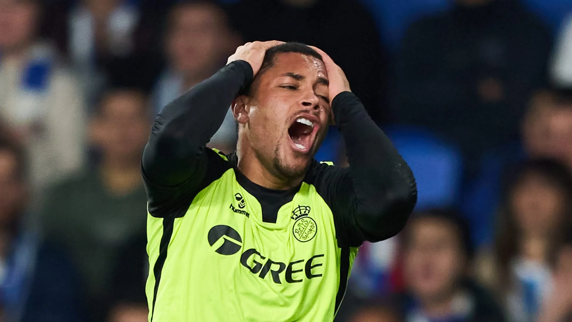 Vitor Roque durante partida do Betis na Liga Espanhola.