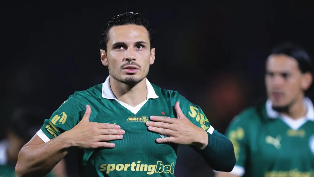 Raphael Veiga em partida do Campeonato Paulista 2025/Foto: Ettore Chiereguini/AGIF
