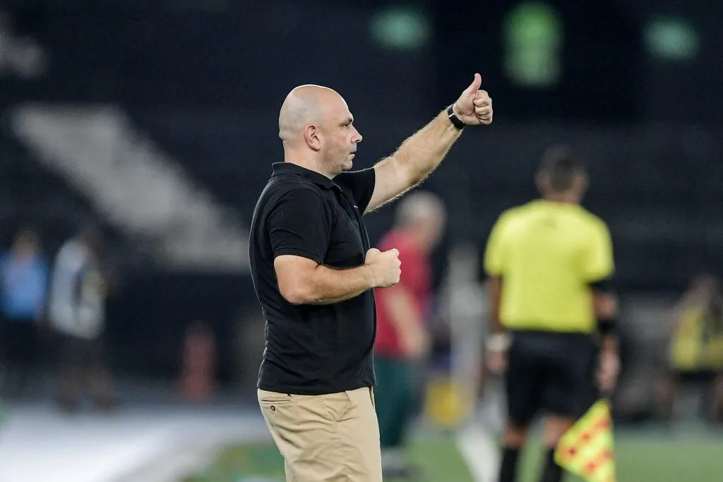 RJ – RIO DE JANEIRO – 29/01/2025 – CARIOCA 2025, BOTAFOGO X FLUMINENSE – Carlos Leiria tecnico do Botafogo durante partida contra o Fluminense no estadio Engenhao pelo campeonato Carioca 2025. Foto: Thiago Ribeiro/AGIF