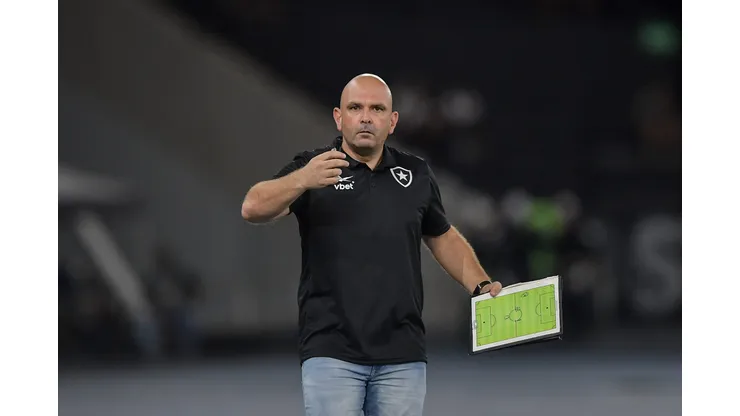 Carlos Leiria técnico do Botafogo durante partida contra o Portuguesa Rio no estádio Engenhão pelo campeonato Carioca 2025. Foto: Thiago Ribeiro/AGIF