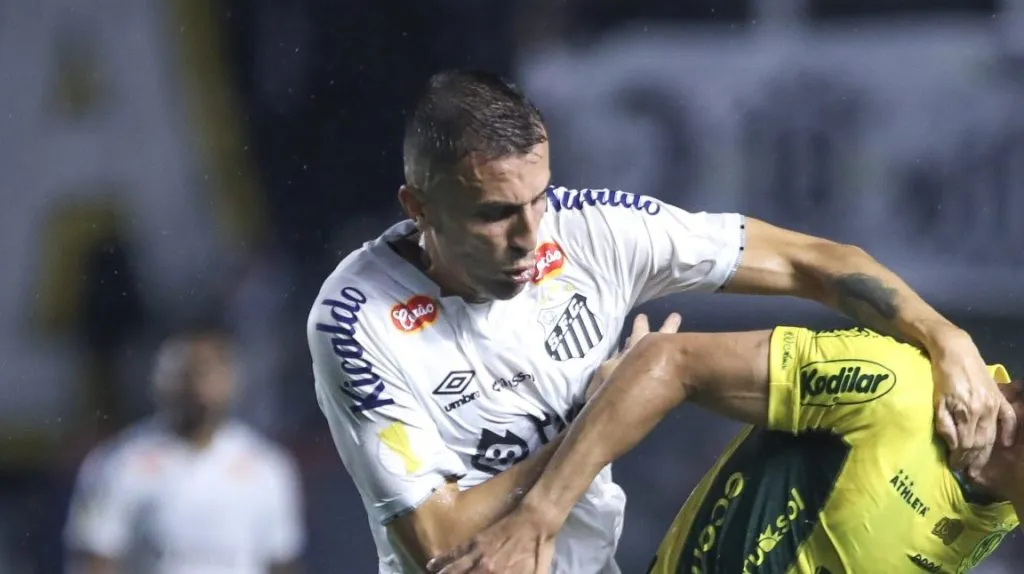 Foto: Reinaldo Campos/AGIF –  João Schmidt durante partida contra o Mirassol pelo Paulistão 2025.
