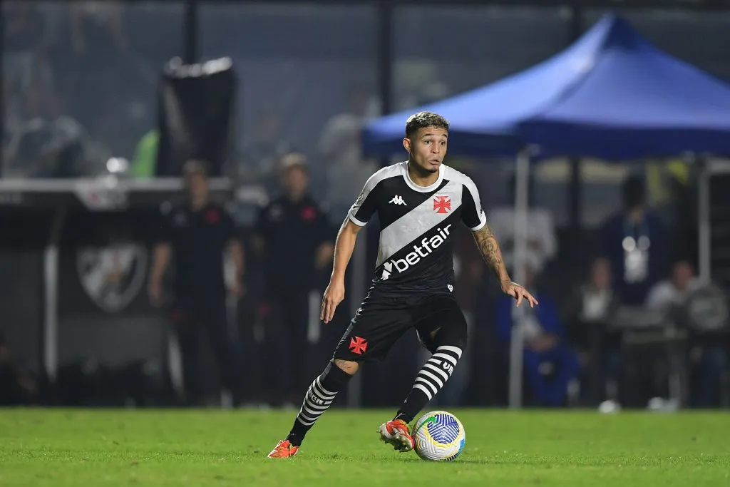 Adson, do Vasco, durante partida contra o Corinthians em São Januário pelo Campeonato Brasileiro A 2024. Foto: Thiago Ribeiro / AGIF