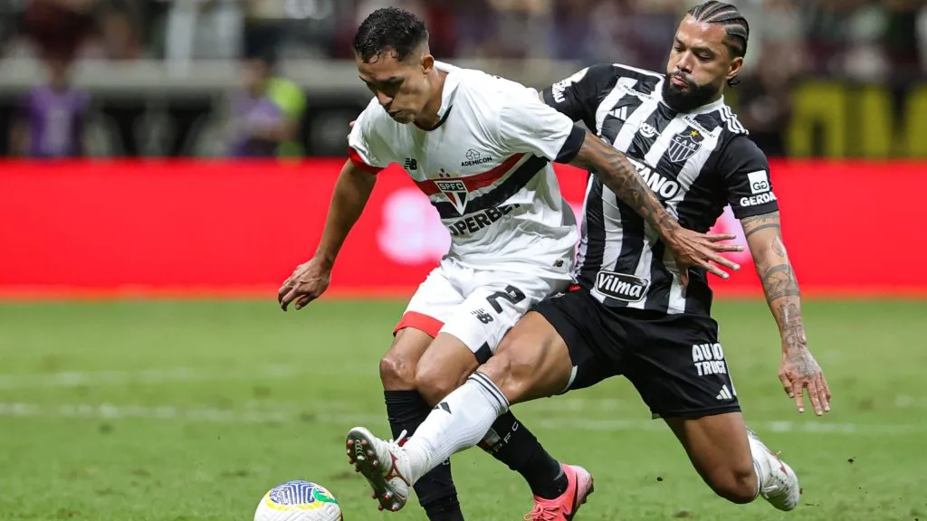 Otávio jogador do Atlético-MG disputa lance com Igor Vinícius jogador do São Paulo durante partida no estádio Arena MRV pelo campeonato Brasileiro A 2024