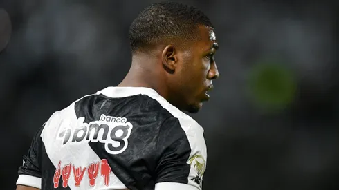 Rayan, do Vasco, durante partida contra o Juventude em São Januário pelo Campeonato Brasileiro A 2024. Foto: Thiago Ribeiro / AGIF