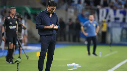 Gustavo Quinteros, técnico do Grêmio, durante partida contra o Pelotas na Arena do Grêmio pelo Campeonato Gaúcho 2025. Foto: Maxi Franzoi / AGIF