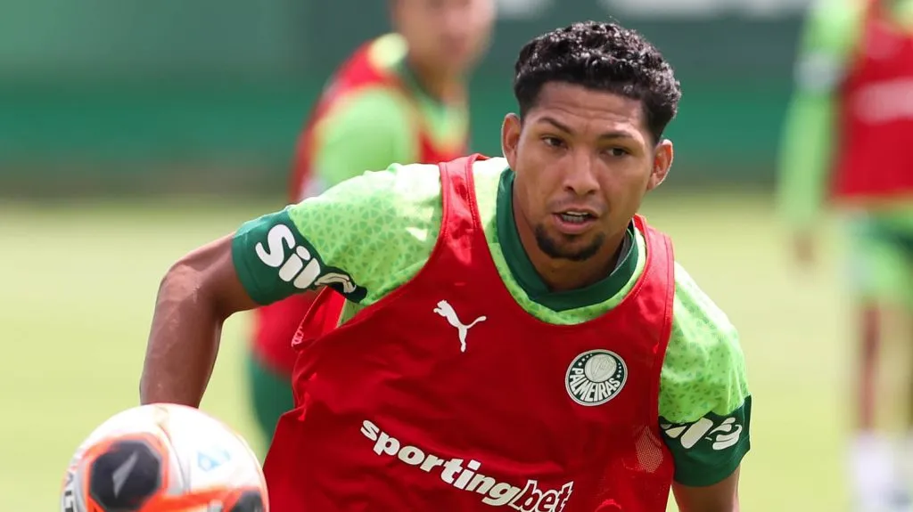 Rony treina na Academia de Futebol