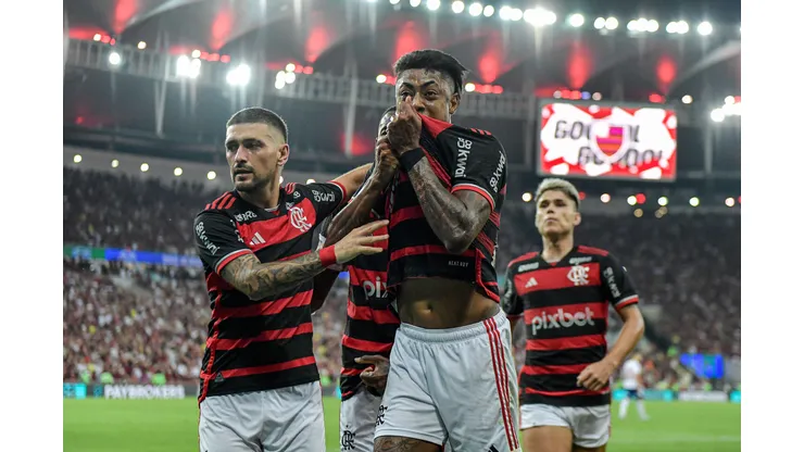 RJ - RIO DE JANEIRO - 12/09/2024 - COPA DO BRASIL 2024, FLAMENGO X BAHIA - Arrascaeta jogador do Flamengo comemora seu gol com Bruno Henrique jogador da sua equipe durante partida contra o Bahia no estadio Maracana pelo campeonato Copa Do Brasil 2024. Foto: Thiago Ribeiro/AGIF