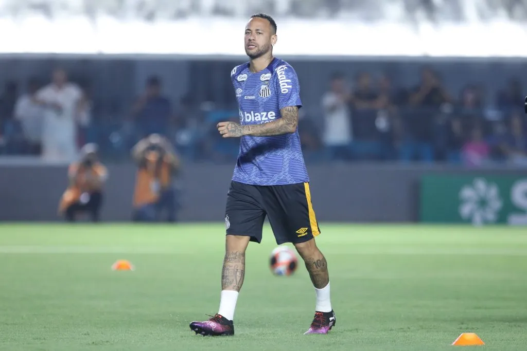 Neymar Jr., do Santos, durante aquecimento antes da partida contra o Botafogo-SP na Vila Belmiro pelo Campeonato Paulista 2025. Foto: Reinaldo Campos / AGIF