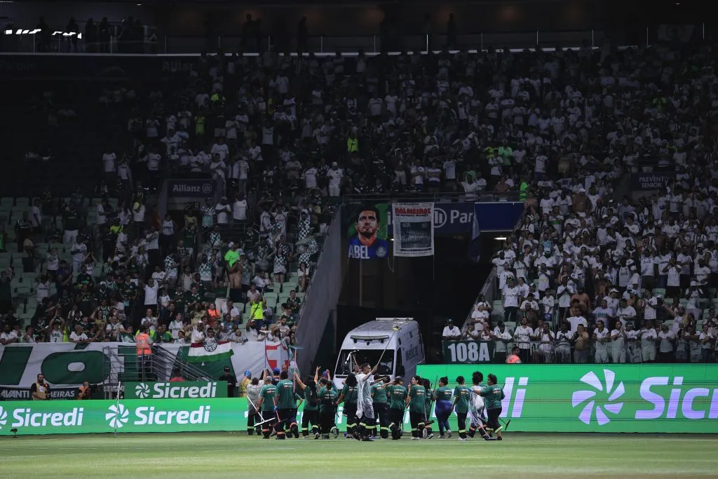 Torcida do Palmeiras celebra equipe de limpeza do Allianz Parque após secagem do gramado antes de partida contra Corinthians pelo Campeonato Paulista 2025. Foto: Ettore Chiereguini / AGIF