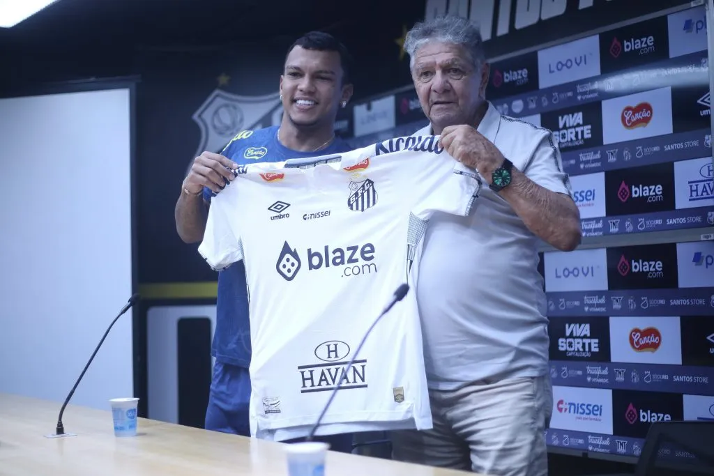 SP – SANTOS – 11/02/2025 – SANTOS, APRESENTACAO GABRIEL VERON – Gabriel Veron ao lado de Manoel Maria durante sua apresentacao oficial como jogador do Santos em coletiva de imprensa realizada no Vila Belmiro. Foto: Reinaldo Campos/AGIF