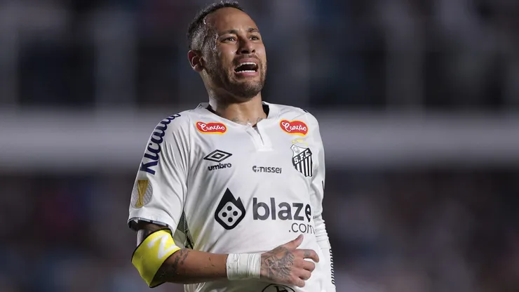 Neymar Jr. jogador do Santos lamenta durante partida contra o Botafogo-SP no estadio Vila Belmiro pelo campeonato Paulista 2025. Foto: Ettore Chiereguini/AGIF