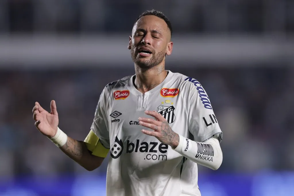 Neymar Jr. jogador do Santos lamenta durante partida contra o Botafogo-SP – Foto: Ettore Chiereguini/AGIF