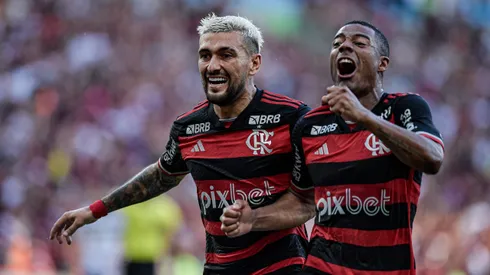 Arrascaeta e De La Cruz têm números impressionantes quando jogam juntos pelo Flamengo. Foto: Thiago Ribeiro/AGIF