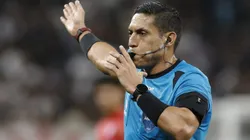 O venezuelano Jesús Valenzuela apita a partida decisiva no Nílton Santos (Photo by Miguel Schincariol/Getty Images)