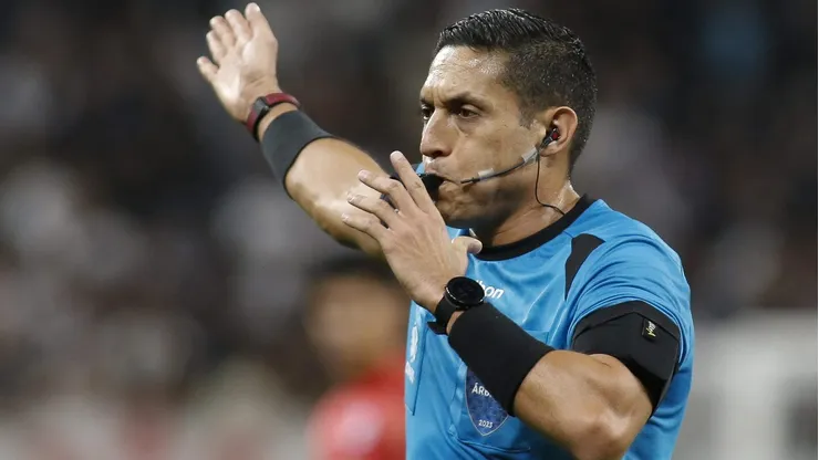 O venezuelano Jesús Valenzuela apita a partida decisiva no Nílton Santos (Photo by Miguel Schincariol/Getty Images)