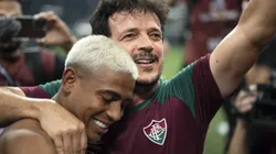 ohn Kennedy jogador do Fluminense comemora título com Fernando Diniz técnico da sua equipe após a partida contra o Boca Juniors no estádio Maracanã pelo campeonato Libertadores 2023.