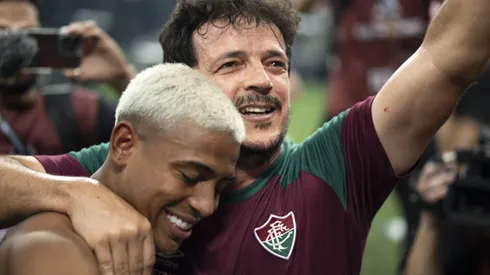 ohn Kennedy jogador do Fluminense comemora título com Fernando Diniz técnico da sua equipe após a partida contra o Boca Juniors no estádio Maracanã pelo campeonato Libertadores 2023.