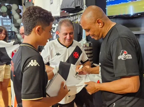Torcida vascaína celebra encontro com ídolo da Libertadores 1998