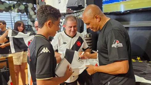 Donizete Pantera foi celebrado por vascaínos em tarde de autógrafos em São Luís