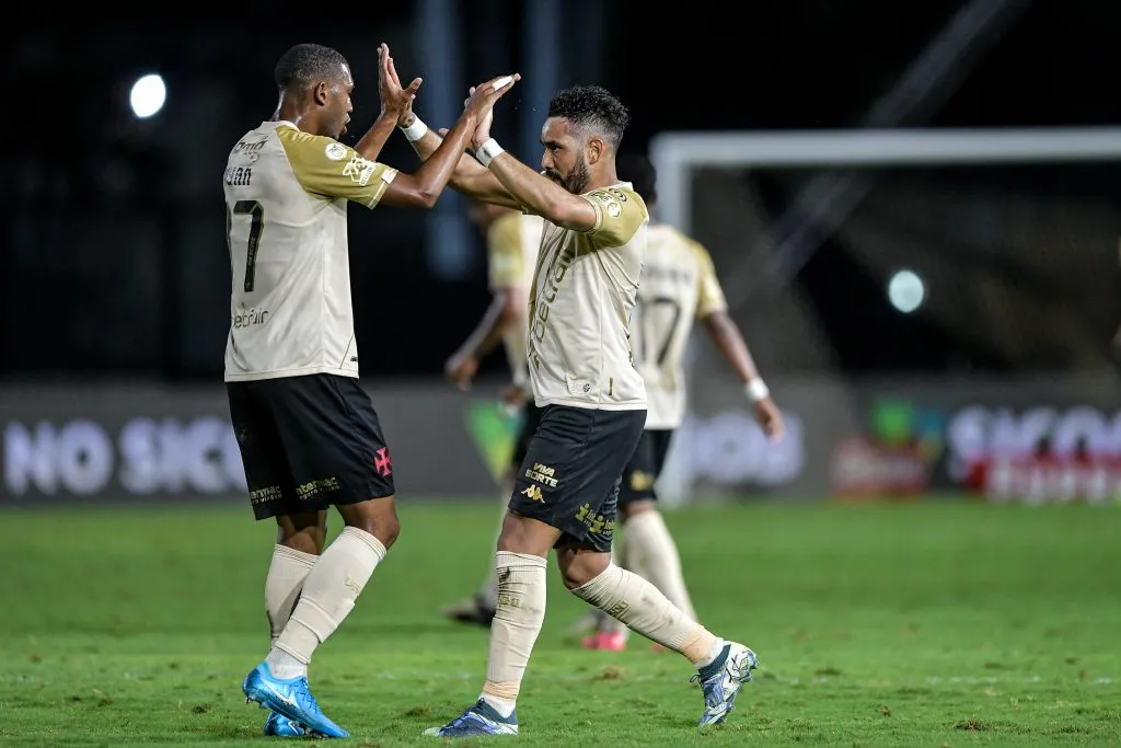 Payet jogador do Vasco comemora seu gol com Rayan – Foto: Thiago Ribeiro/AGIF