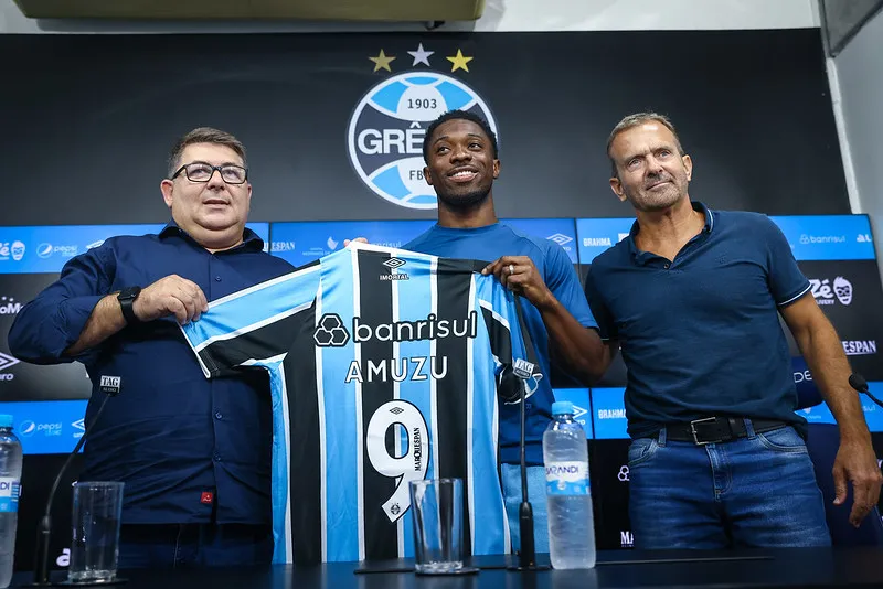 Vice-presidente de futebol Alexandre Rossato, ao lado do diretor de futebol, Guto Peixoto, na apresentação do atacante Francis Amuzu. Foto: Lucas Uebel/Grêmio FBPA