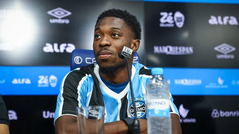 Francis Amuzu foi apresentado pelo Grêmio. Foto: Lucas Uebel/Grêmio FBPA