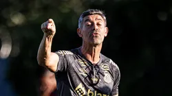 Torcida do Santos pede a demissão de Pedro Caixinha