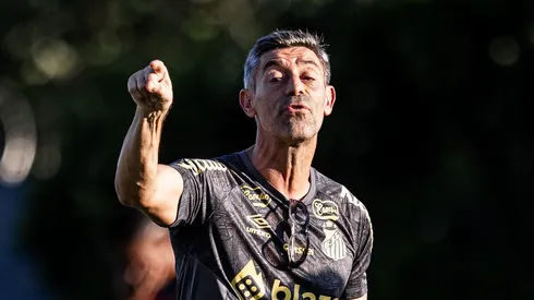 Torcida do Santos pede a demissão de Pedro Caixinha