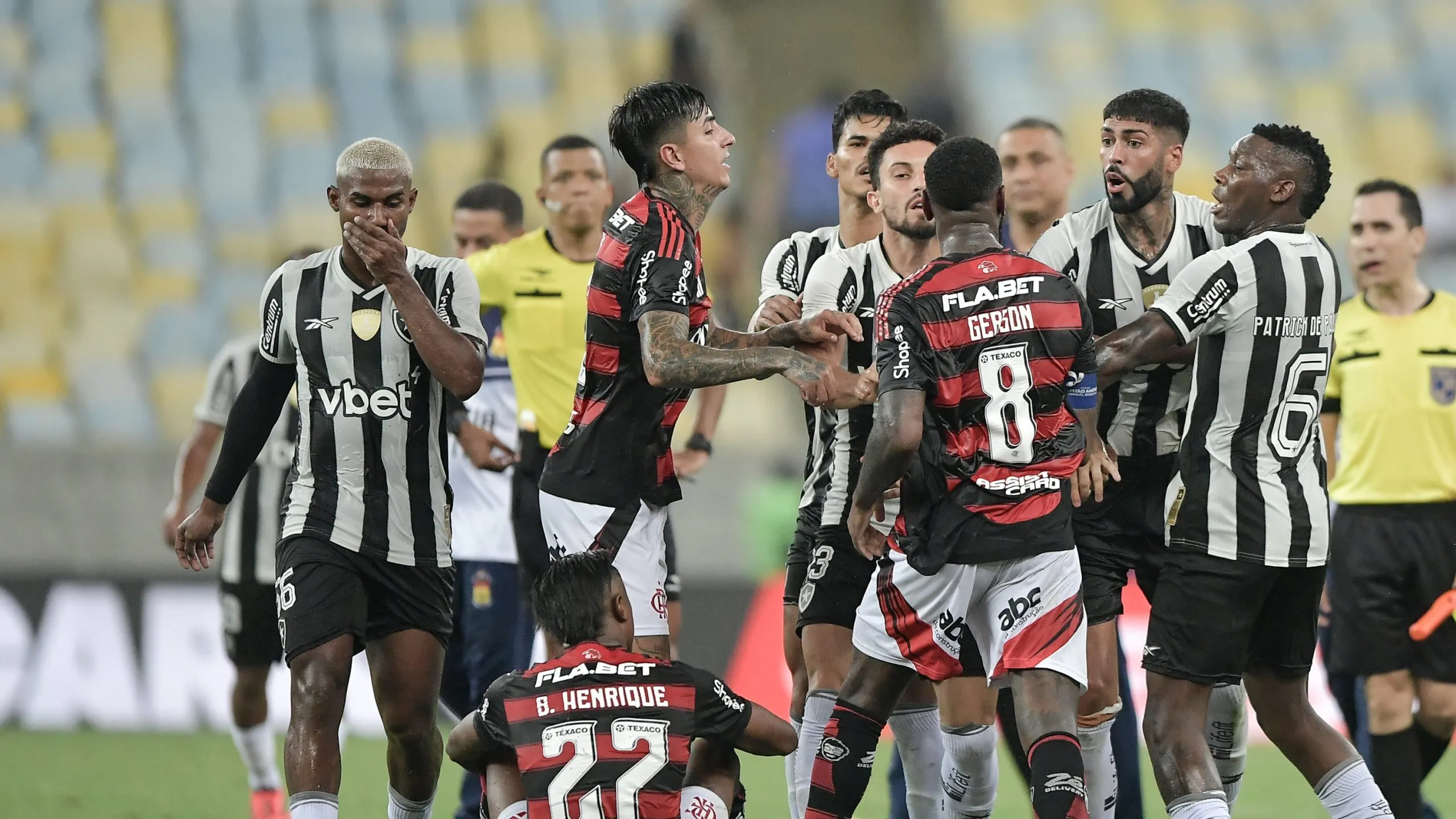 Flamengo e Botafogo fica marcado por confusão após o apito final. Foto: Thiago Ribeiro/AGIF