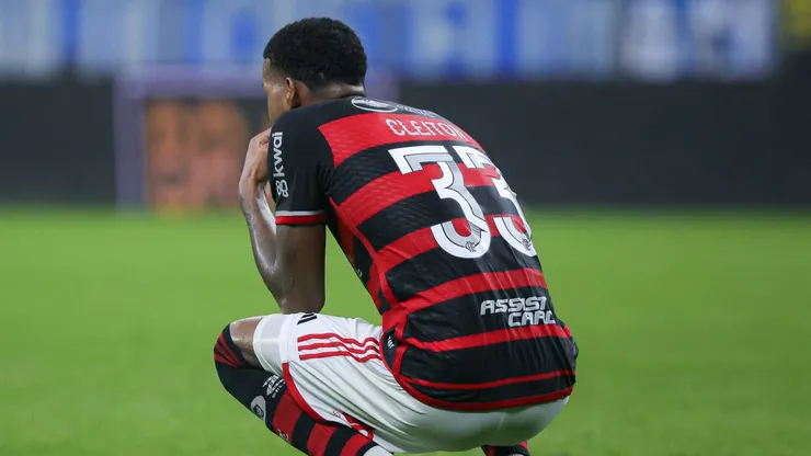 Cleiton pode sofrer punição pesada após soco em Barboza no clássico