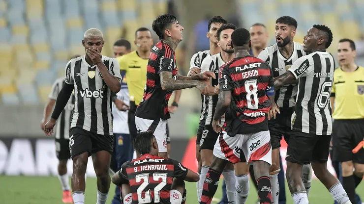 Confusão generalizada resultou na expulsão de três jogadores - Foto: Thiago Ribeiro/AGIF