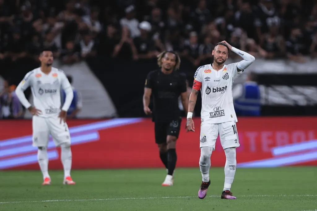 SP – SAO PAULO – 12/02/2025 – PAULISTA 2025, CORINTHIANS X SANTOS – Neymar Jr. jogador do Santos lamenta durante partida contra o Corinthians no estadio Arena Corinthians pelo campeonato Paulista 2025. Foto: Ettore Chiereguini/AGIF
