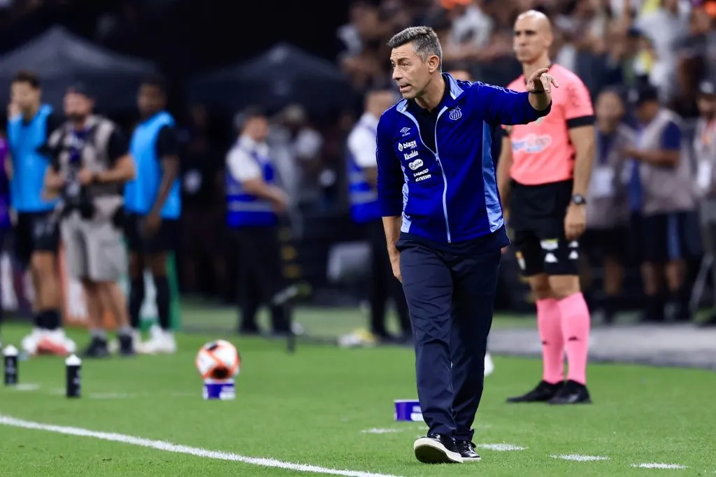 SP – SAO PAULO – 12/02/2025 – PAULISTA 2025, CORINTHIANS X SANTOS – Pedro Caixinha tecnico do Santos durante partida contra o Corinthians no estadio Arena Corinthians pelo campeonato Paulista 2025. Foto: Marcello Zambrana/AGIF