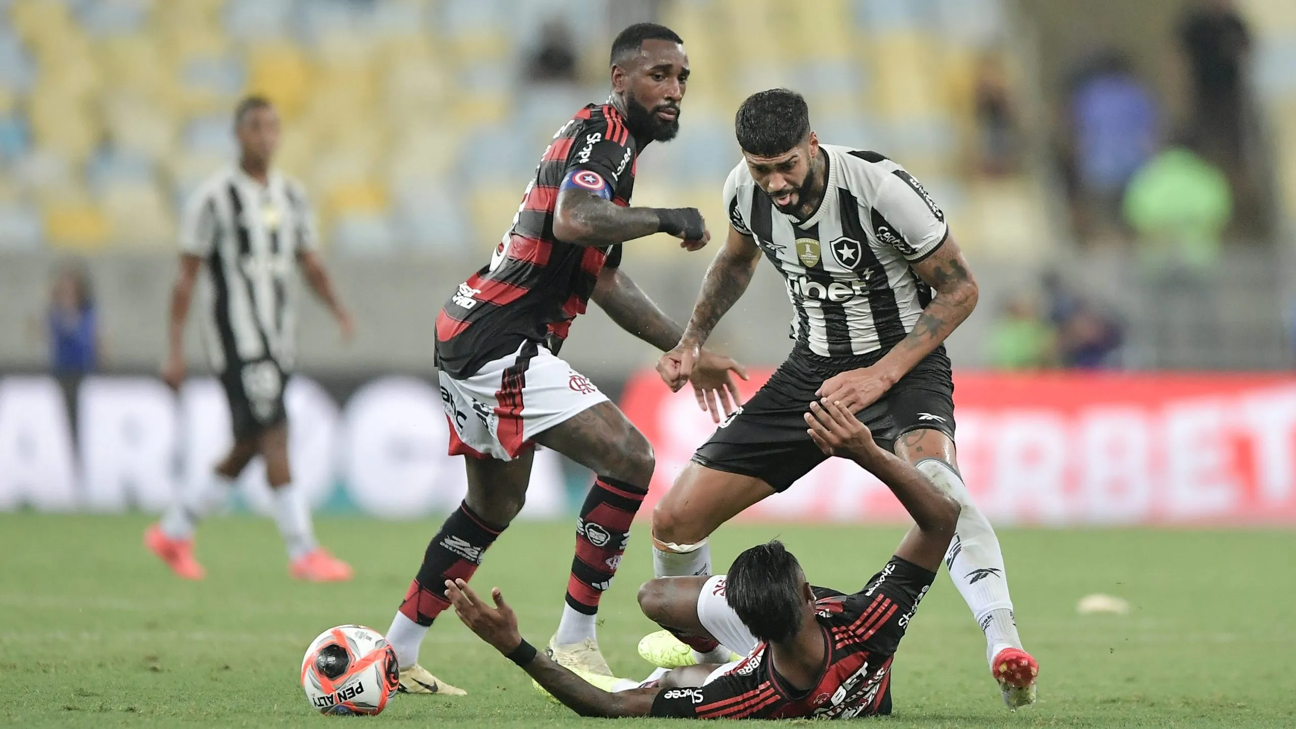 Barboza x Bruno Henrique em Flamengo x Botafogo - Foto: Thiago Ribeiro/AGIF