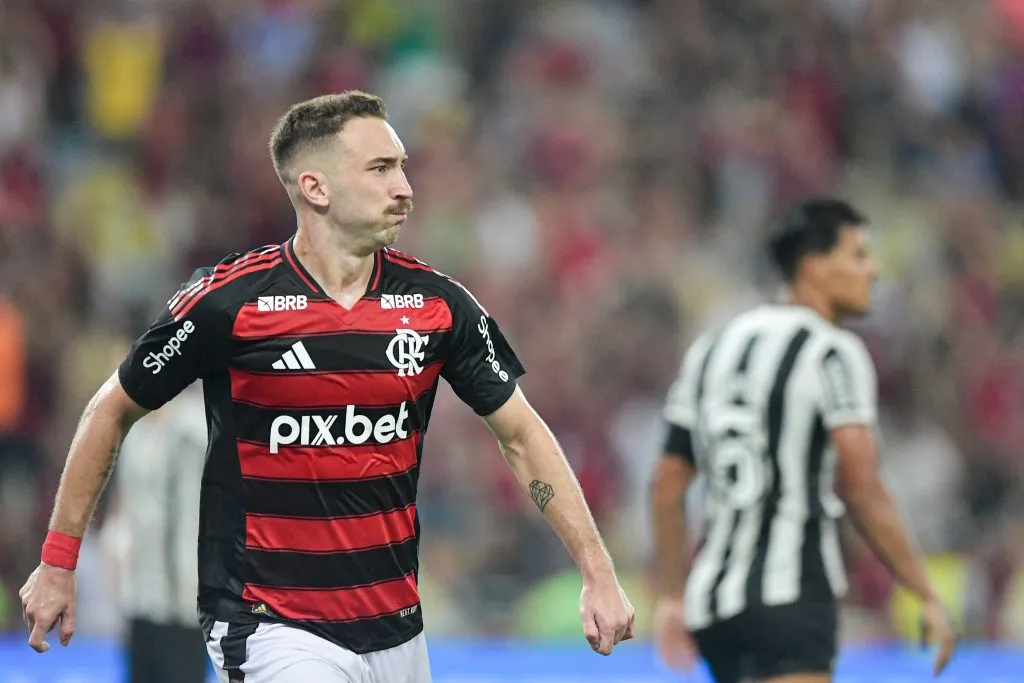 RJ – RIO DE JANEIRO – 12/02/2025 – CARIOCA 2025, FLAMENGO X BOTAFOGO – Leo Ortiz jogador do Flamengo comemora seu gol durante partida contra o Botafogo no estadio Maracana pelo campeonato Carioca 2025. Foto: Thiago Ribeiro/AGIF