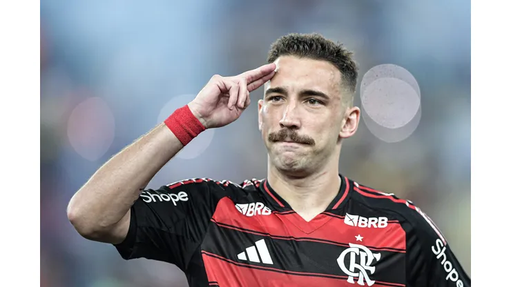 Léo Ortiz jogador do Flamengo comemora seu gol durante partida contra o Botafogo no estádio Maracanã pelo campeonato Carioca 2025. Foto: Thiago Ribeiro/AGIF