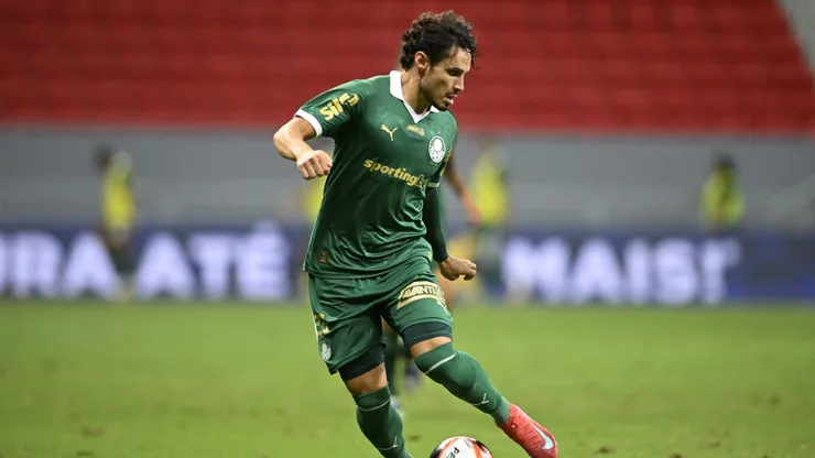Raphael Veiga jogador do Palmeiras durante partida. Foto: Mateus Bonomi/AGIF